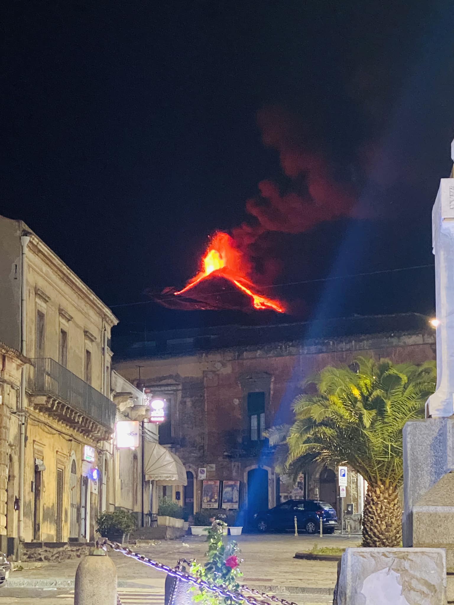 L'Etna in eruzione di notte sopra la piazza di Pedara